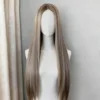 Cabello liso de 55 cm de largo, reflejos marrón grisáceo