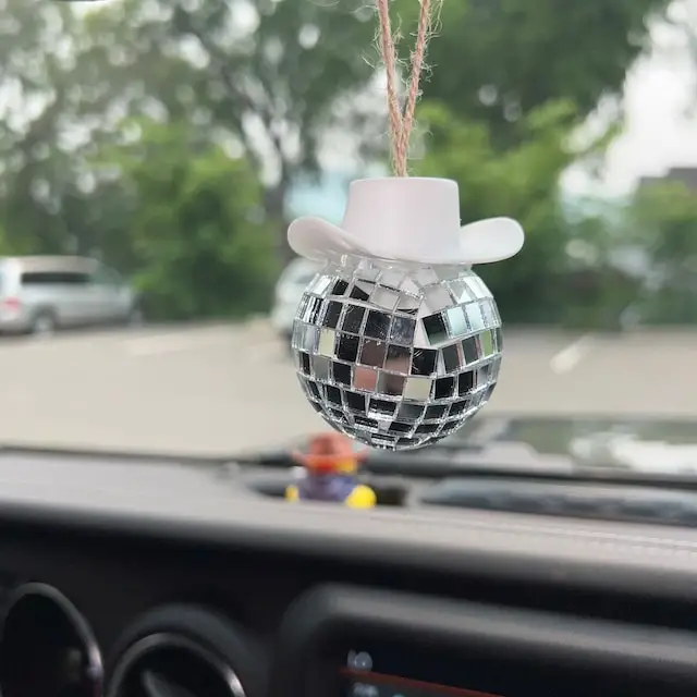 Ornement Miroir Voiture Boule Disco + Chapeau Cowboy – Longueur Chaîne 38 Cm – Brillant, Décoration Intérieur Auto