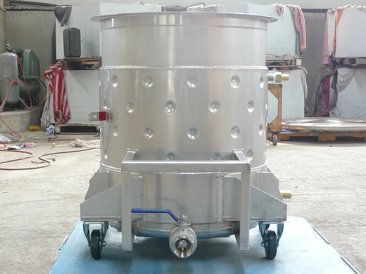 Резервуар для хранения воды из нержавеющей стали объемом 200