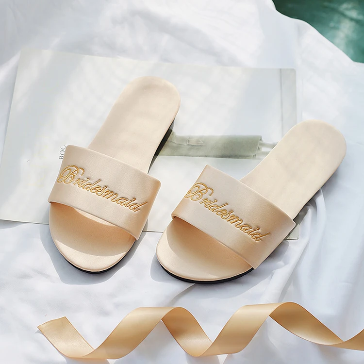 Женские летние сандалии на плоской подошве с вышивкой заказ; Повседневные свадебные атласные шлепанцы для невесты