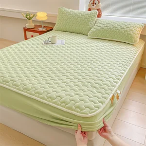 King-Size Warm Fluffy Fitted Bedsheet Velvet Bed Cover with Flannel Fleece Waterproof Polyester Mattress Protector for Hotels