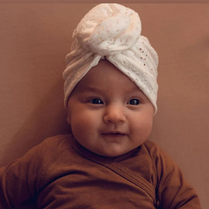 
Шапка для новорожденных с вырезами, тканевый цветочный тюрбан для малышей, мягкая шапка с узлом M3151 