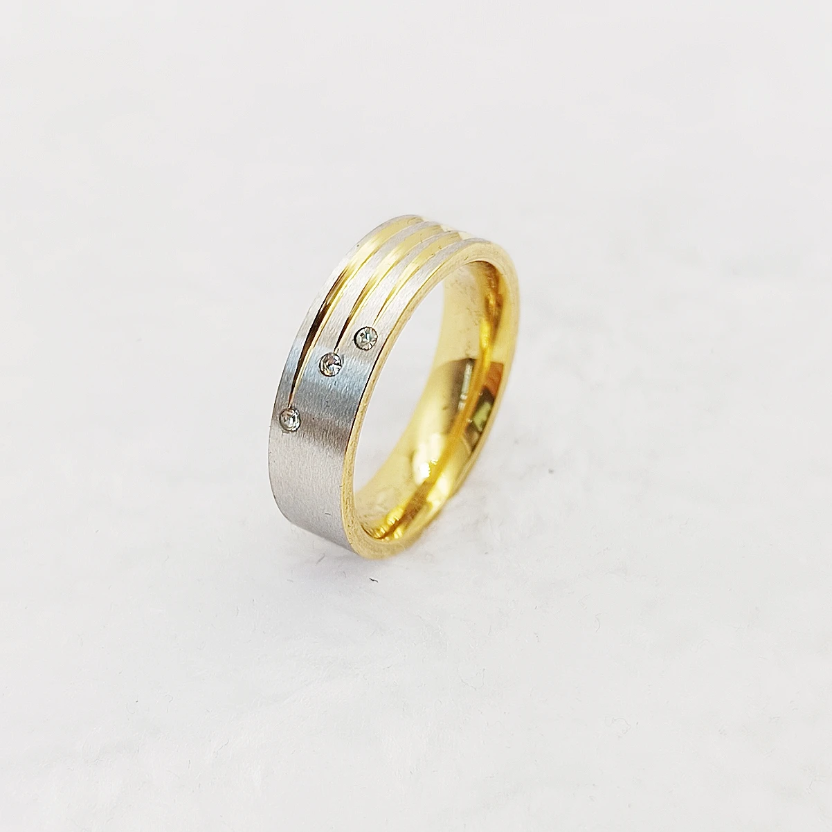 Latest Design Men's Discount Wedding Ring Classic Golden Titanium