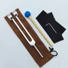 Bolsa de tela marrón de 112.45 HZ + martillo azul