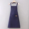 Delantal azul marino con cuello de tres botones.