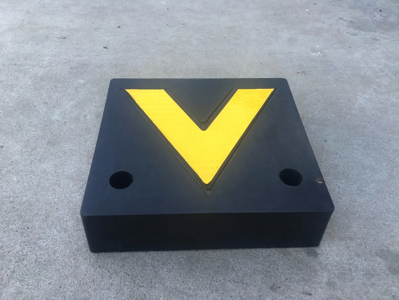 330*300*95mm Reflective Solid Rubber Truck Parking Bumper Block Leveler 100% Recycled Eco-Friendly Roadway Product manufacture