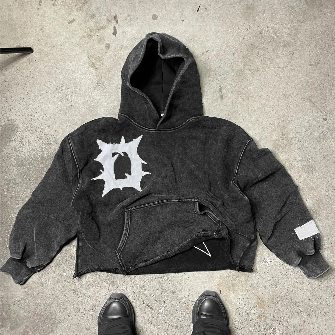 No Pocket Sun Faded Cut Edge Custom 500 Gsm Acid Wash Cropped Hoodies Men Raw Hem Applique Distressed Patch Embroidery Hoodies manufacture