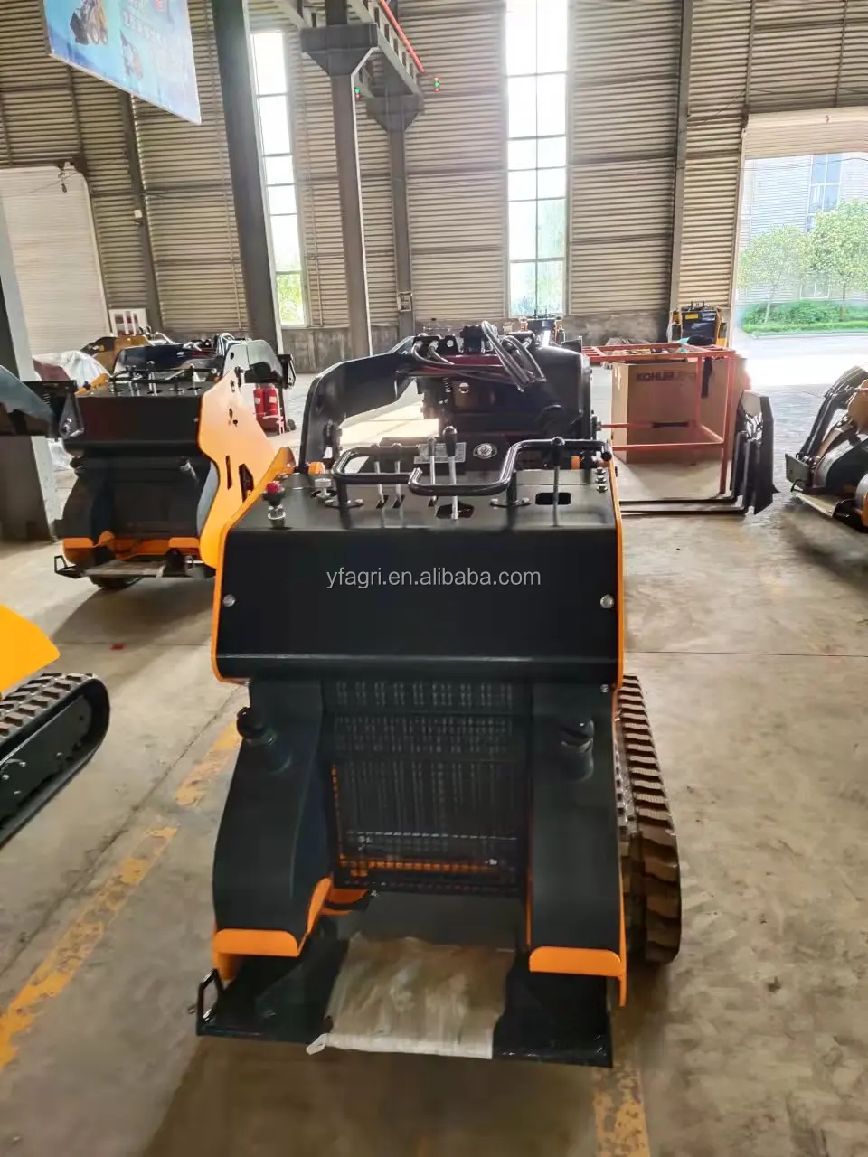 Мини-погрузчик с бортовым поворотом и креплением