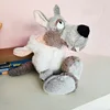 Disfrazado de lobo con sombrero rosa