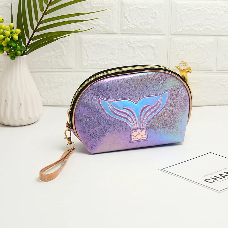 Neceser personalizado de piel para hombre con las iniciales bordadas