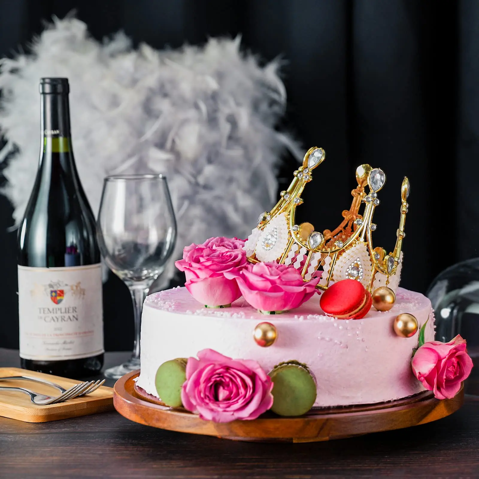 Custom Rotating Cake Stand with Clear Acrylic Dome Lid Wood Cake Stand with Turntable Base Cake Display Server Tray for Party