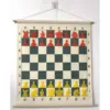 Tablero verde, piezas amarillas y rojas.
