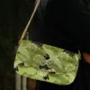 Il pino verde accoglie la gru