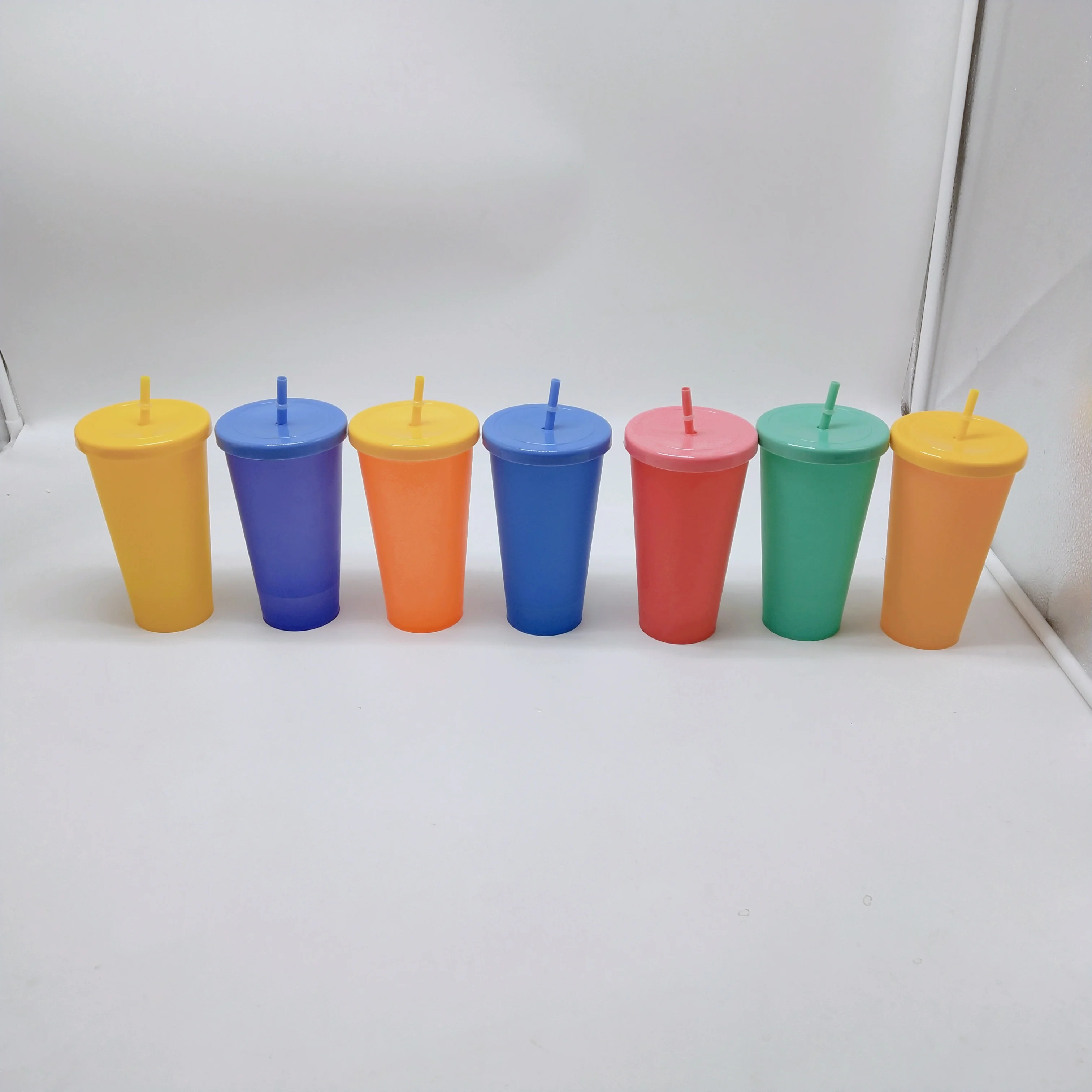 
Многоразовая пластиковая чашка для напитков с крышкой, меняющая цвет, 24 унции 