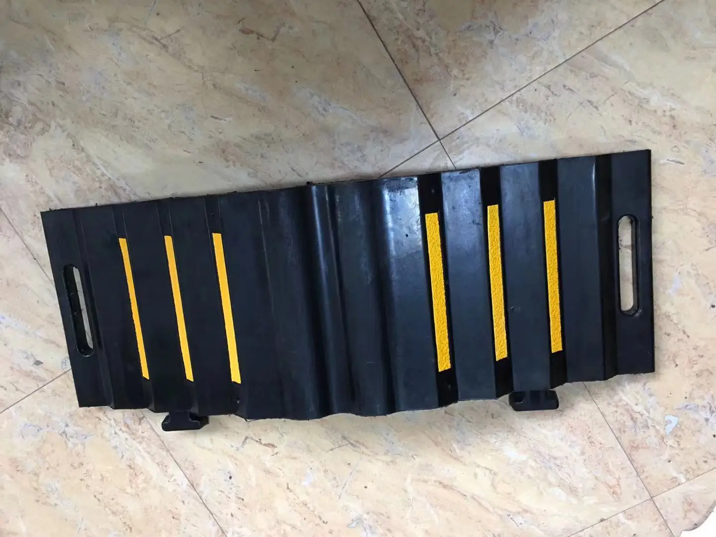 OEM Factory Speed Bump Car Cable Cover 2 Channels in Yellow and Black manufacture