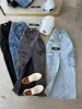 Combina blu, bianco, nero, giallo, rosso