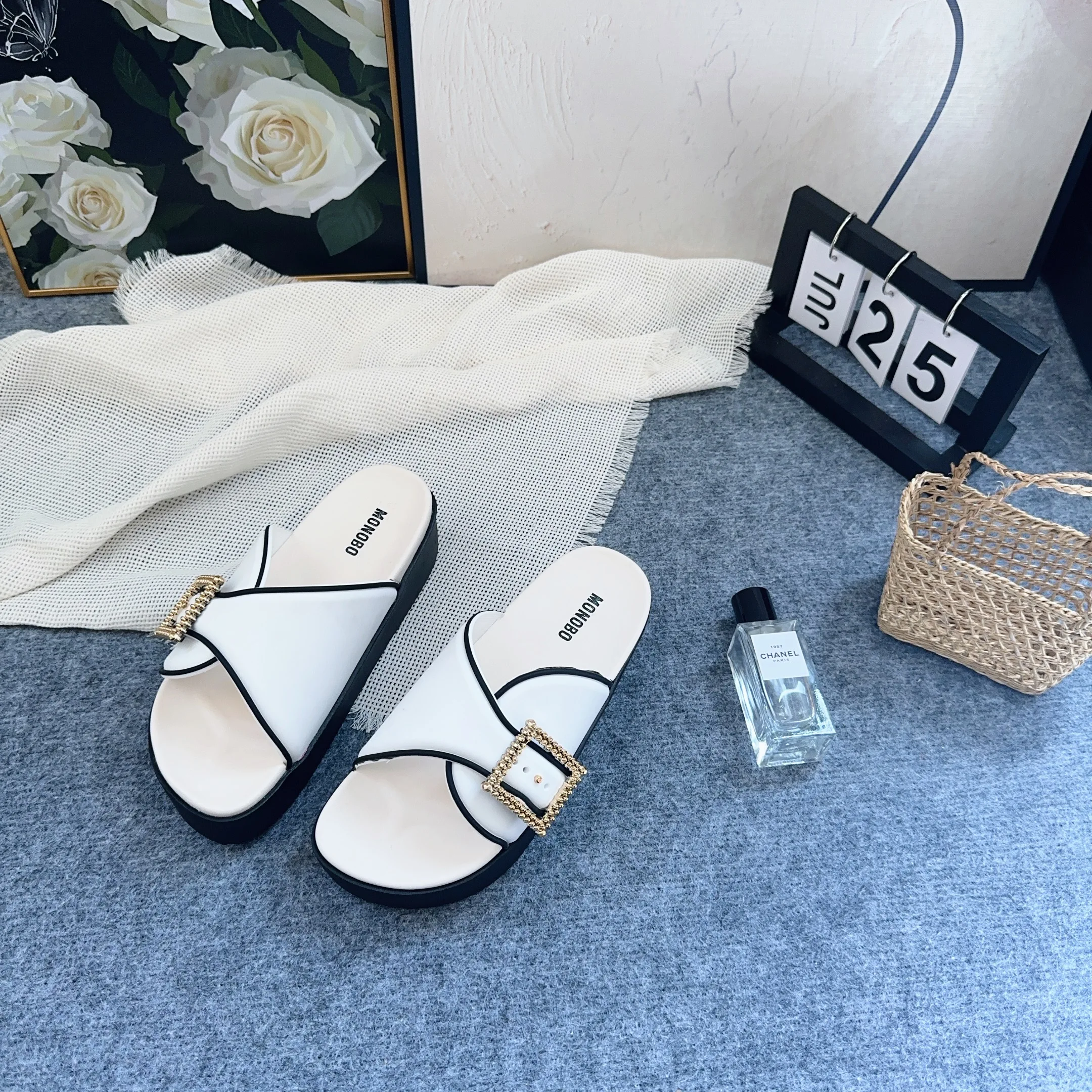 High Quality MONOBO Lace Single Button slippers Jelly Sandals slippers