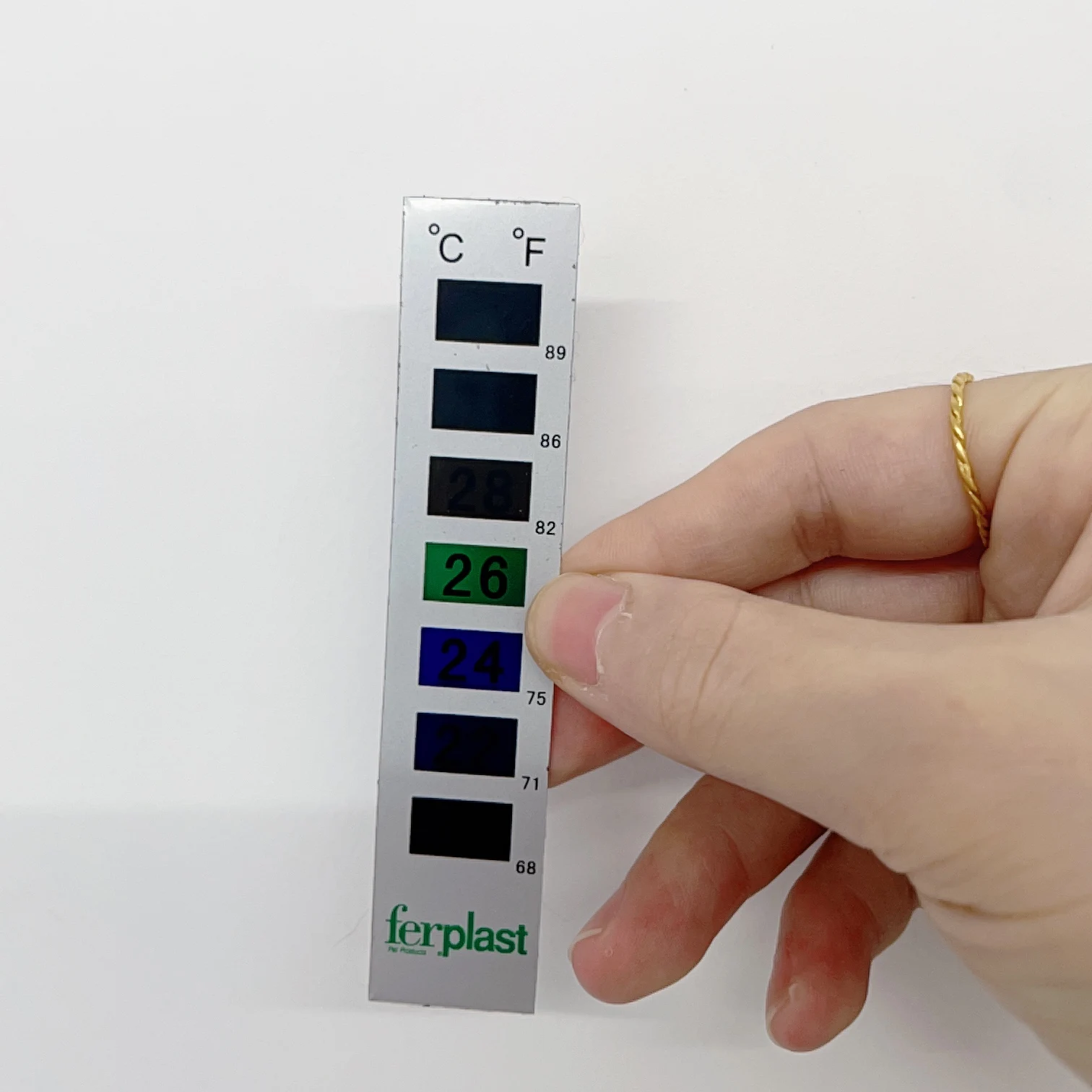 Factory Customized Waterproof Plastic LCD Scale Thermometer for 20-32C Garment Clothing for Household Use