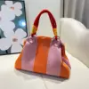 Bolso dumpling de rayas gruesas naranja-rosa.