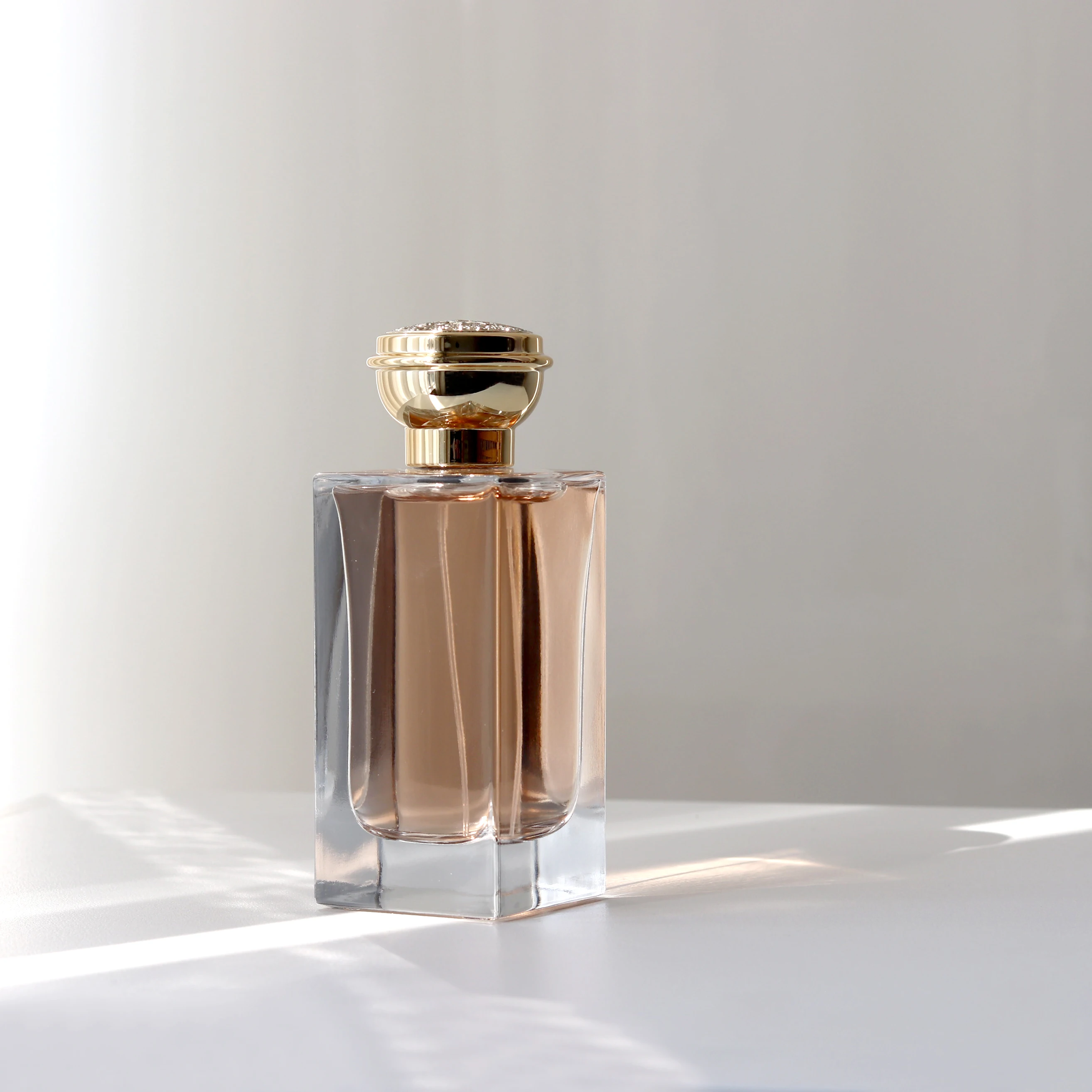 Unique Luxury 100ml Premium Clear Square Perfume Glass Bottle With Gold Top  and Long Lasting Sprayer