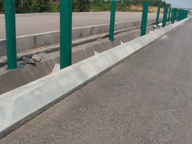 Concrete Curb and Gutter Machine - High Efficiency Paving