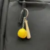Béisbol amarillo de 2 cm con bate de 4.5 cm.