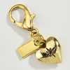 Pequeño charm de corazón de melocotón.