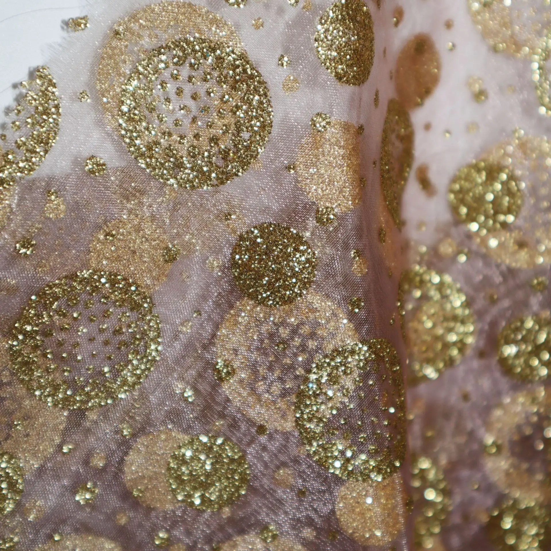 Оптовая продажа с завода шелковая однотонная скатерть из органзы в горошек ткань со снежинками