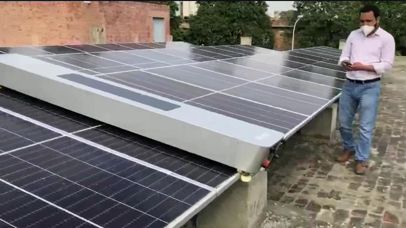 Jieneng Solar Photovoltaic Panel Cleaning Robot - Efficient & Reliable