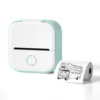 Impresora verde con 1 rollo de papel adhesivo.