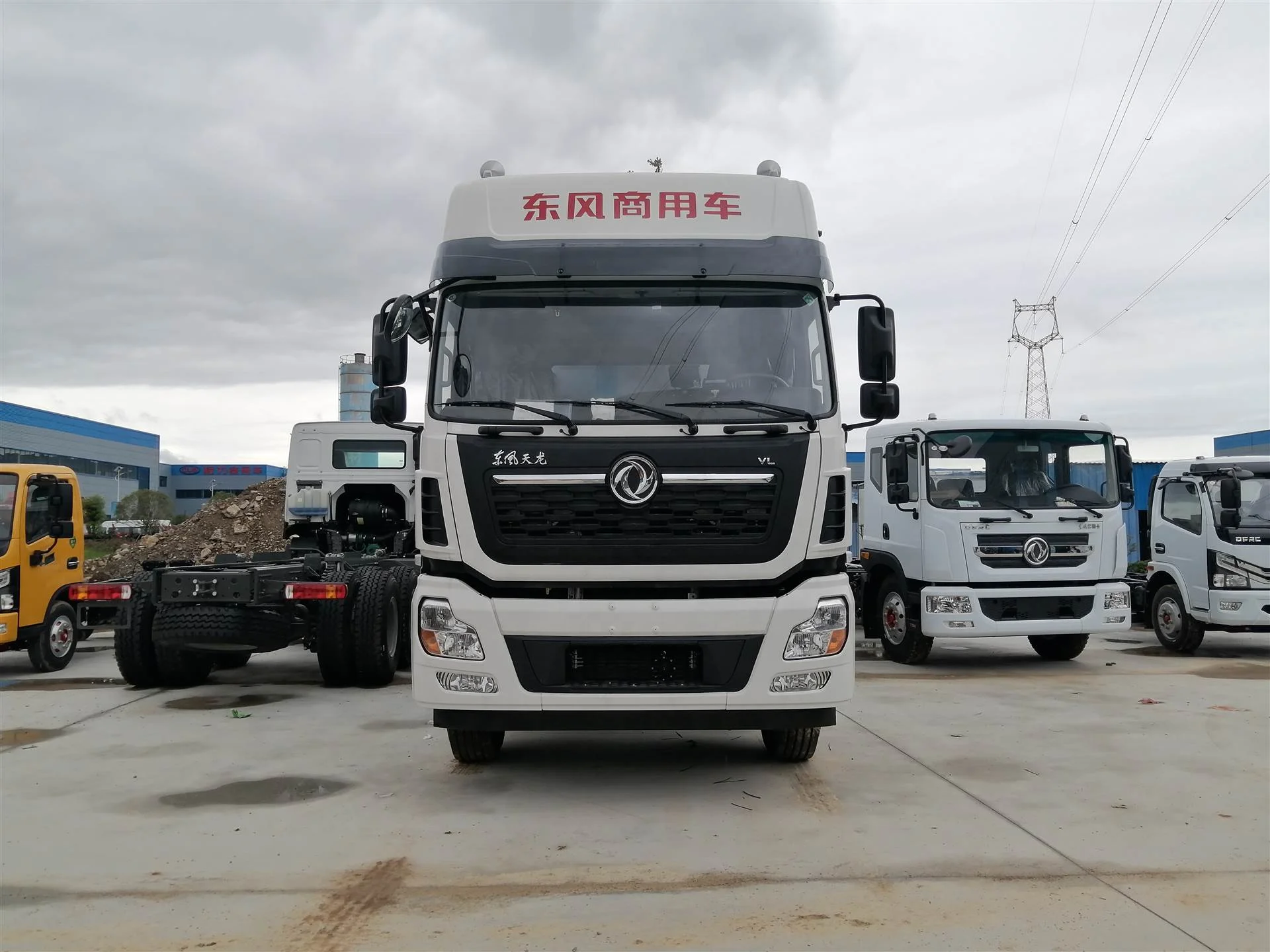 Hot-selling Factory Price Dongfeng 300hp 6x2 Cargo Medium Duty Refrigeration Truck with Fashionable High Roof Cabin