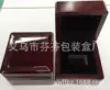 Caja para anillos con diseño de vetas de madera.
