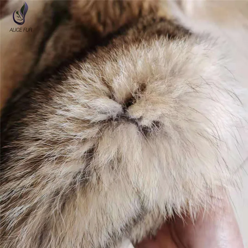 批发价格便宜的自然色真正的郊狼皮毛皮用于引擎盖装饰