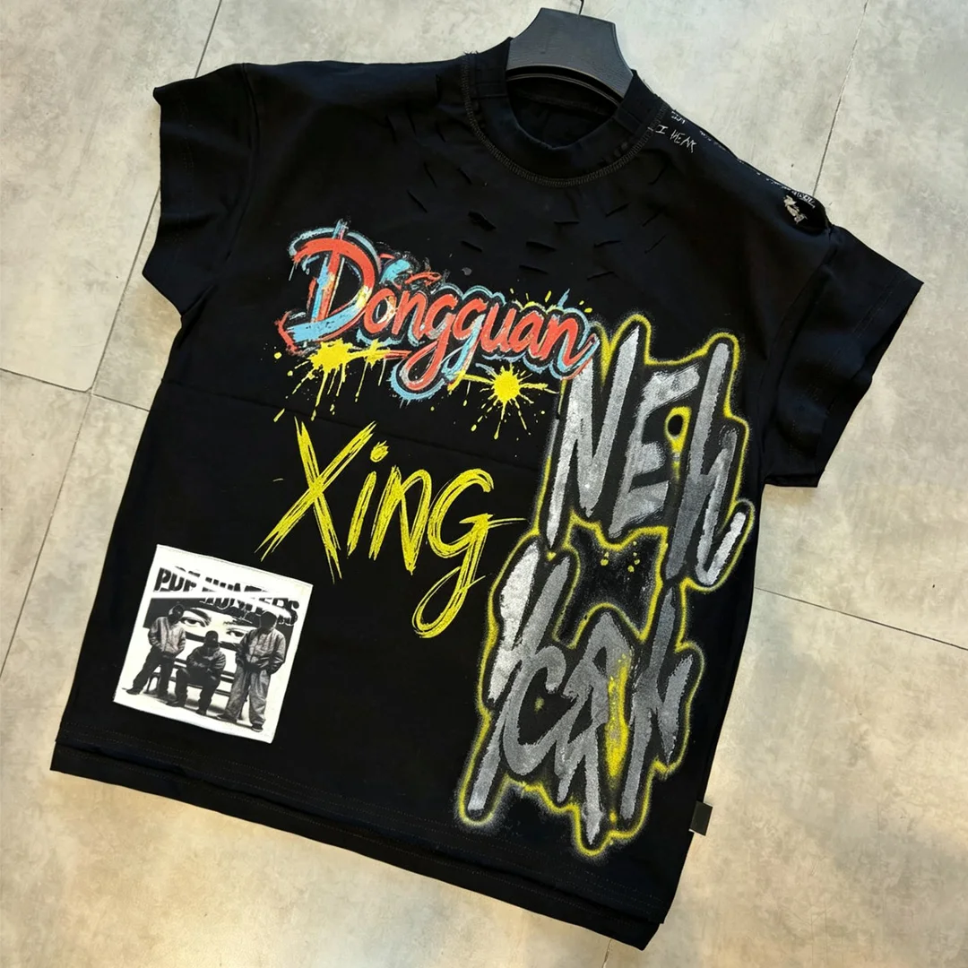 Męski, ciężki, przycięty T-shirt w stylu streetwear z motywem rozlanego farbownika, uszkodzoną krawędzią dekoltu i nadrukiem sitodrukowym – modny styl uliczny, usługa OEM