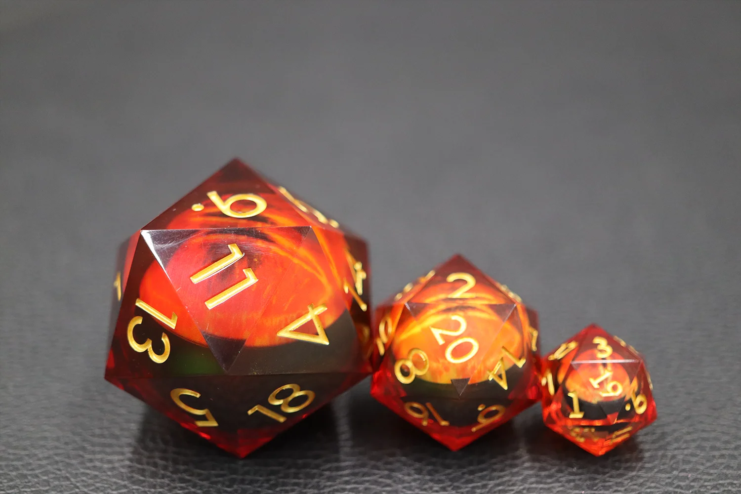 Yushun D20 Jumbo 50mm Resin Polyhedral Dice Sharp Edge Moving Dragon Eye Design supplier