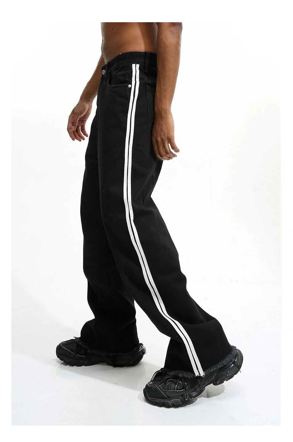 Jeans slim fit neri con orlo grezzo e strisce laterali di qualità 2024_voghion.com