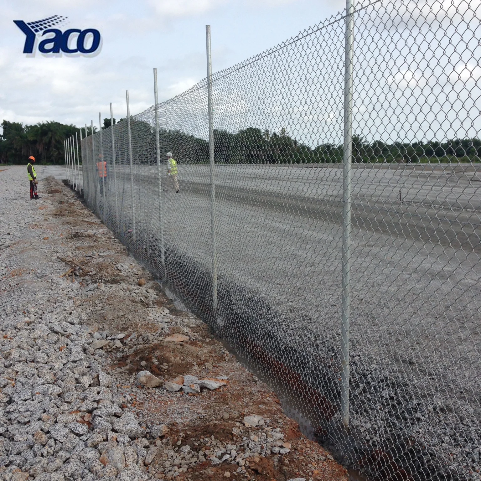 9 Gauge Cyclone Chain Link Fence with 8ft Galvanized Poles Barbed Wire Heat Treated Wood Safety Fencing Pressure Treated Wood
