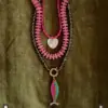 Collana con ciondolo Love con perline rosa