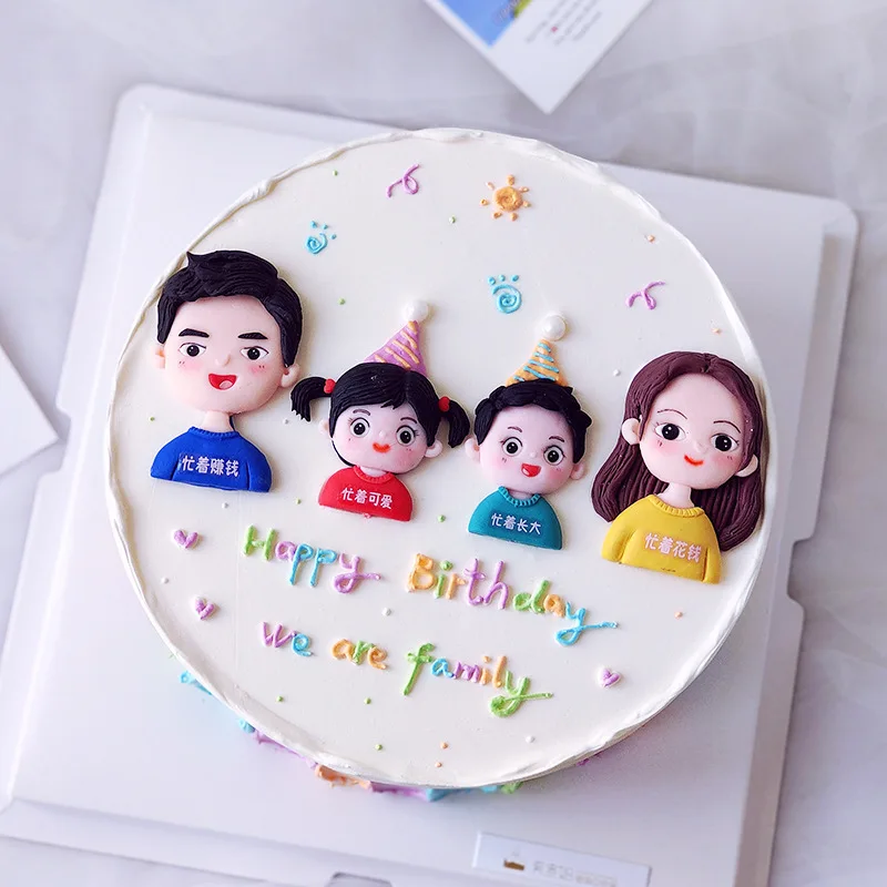 Family of four cake - Chiếc bánh hình gia đình với 4 thành viên này thật ngộ nghĩnh và đáng yêu! Những chiếc bánh như thế này không chỉ làm nổi bật bữa tiệc của bạn mà còn mang lại hạnh phúc cho cả gia đình.