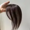 Brun foncé avec une frange