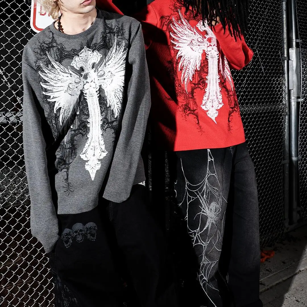 Tilpasset herret-shirt i mørk streetwear-stil med kryds- og vingeprint og lange ærmer + sæt med spider-skull-bukser, tilpasningsmulighed
