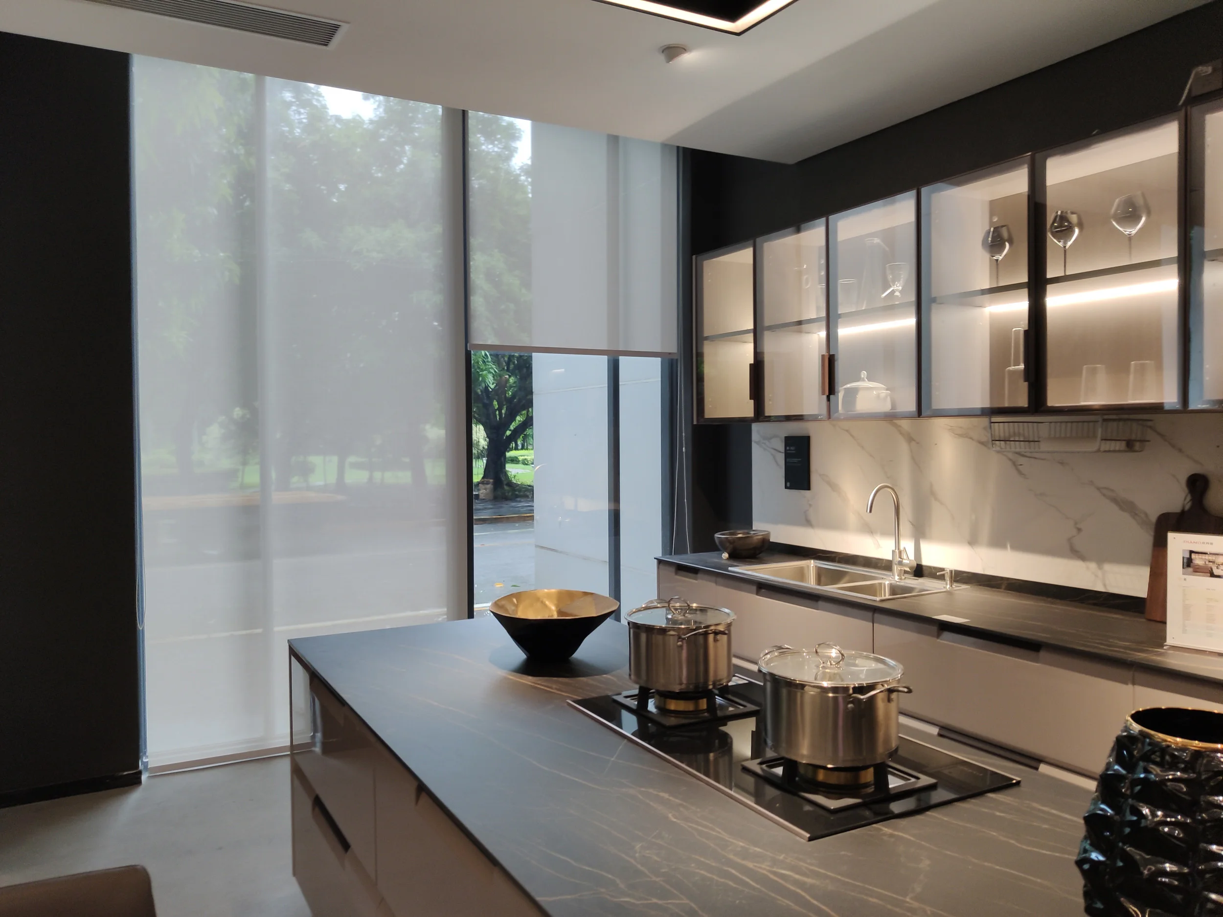 定制尺寸电动百叶窗智能灯光调节卷帘日夜电动半遮阳卷帘 - buy