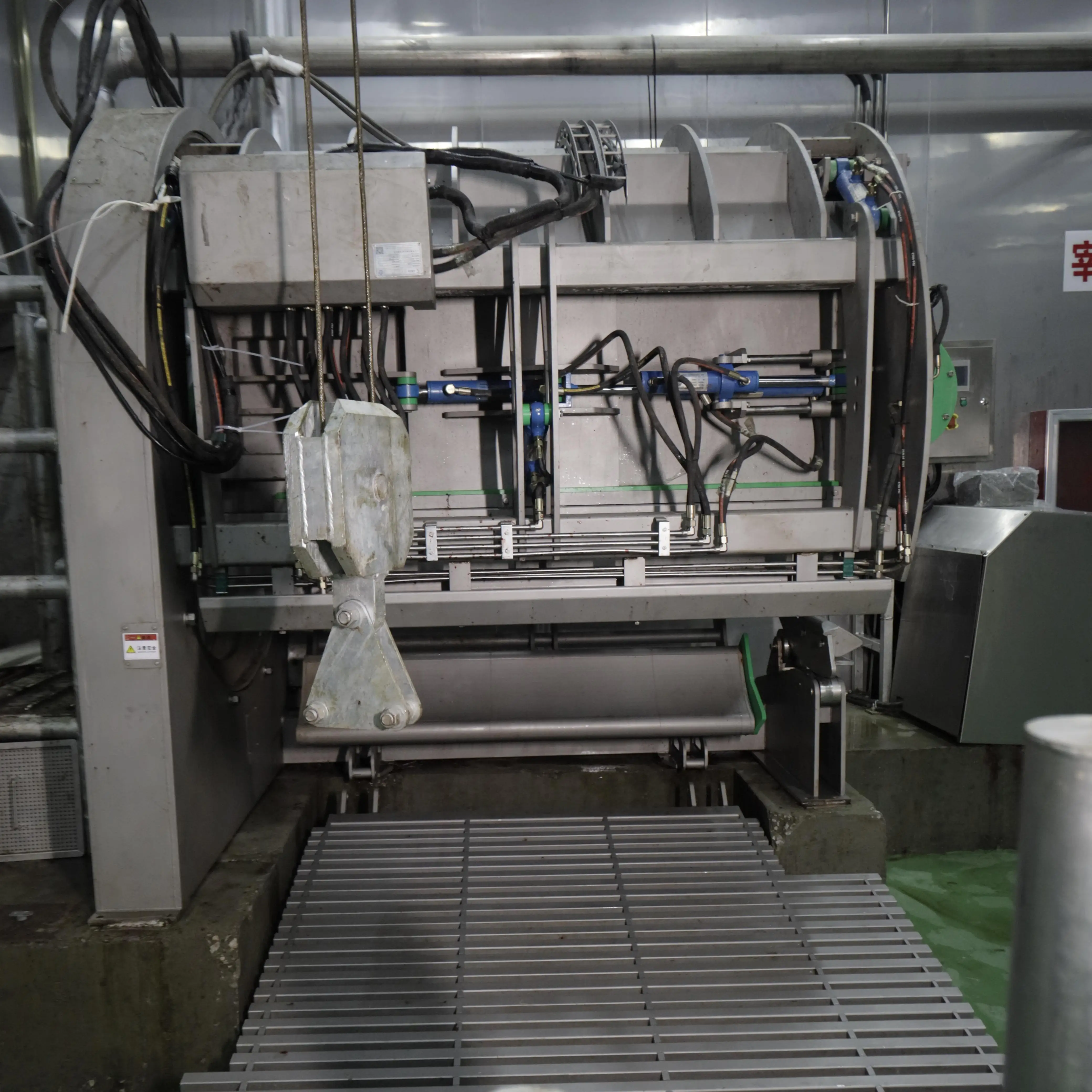 Efficient halal cattle slaughtering box modern cattle slaughtering equipment suitable for cattle slaughterhouses