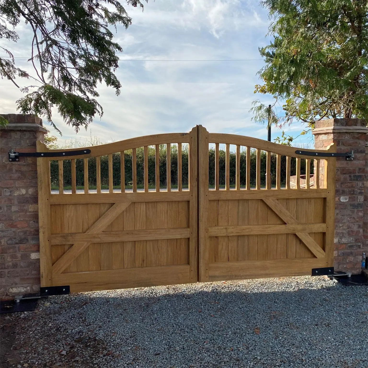 Country Style Rustic Retro Corrosion Resistant Solid Wood Automatic Driveway Gate