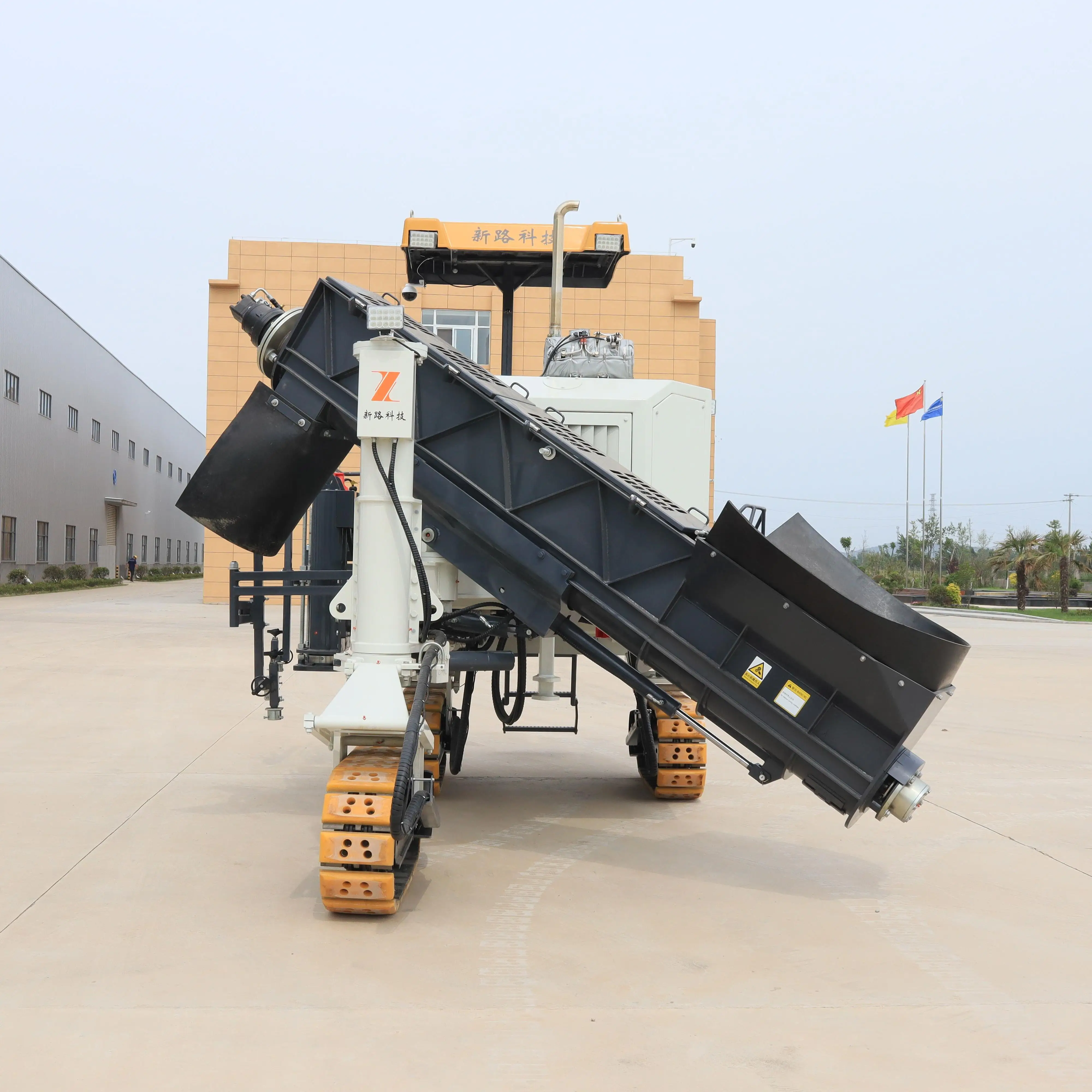 nc1300s混凝土滑模摊铺机宽路边机铺路机塑料模具制造摊铺机砌块模具