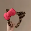 Orecchie di gatto con stampa leopardata e fiocco