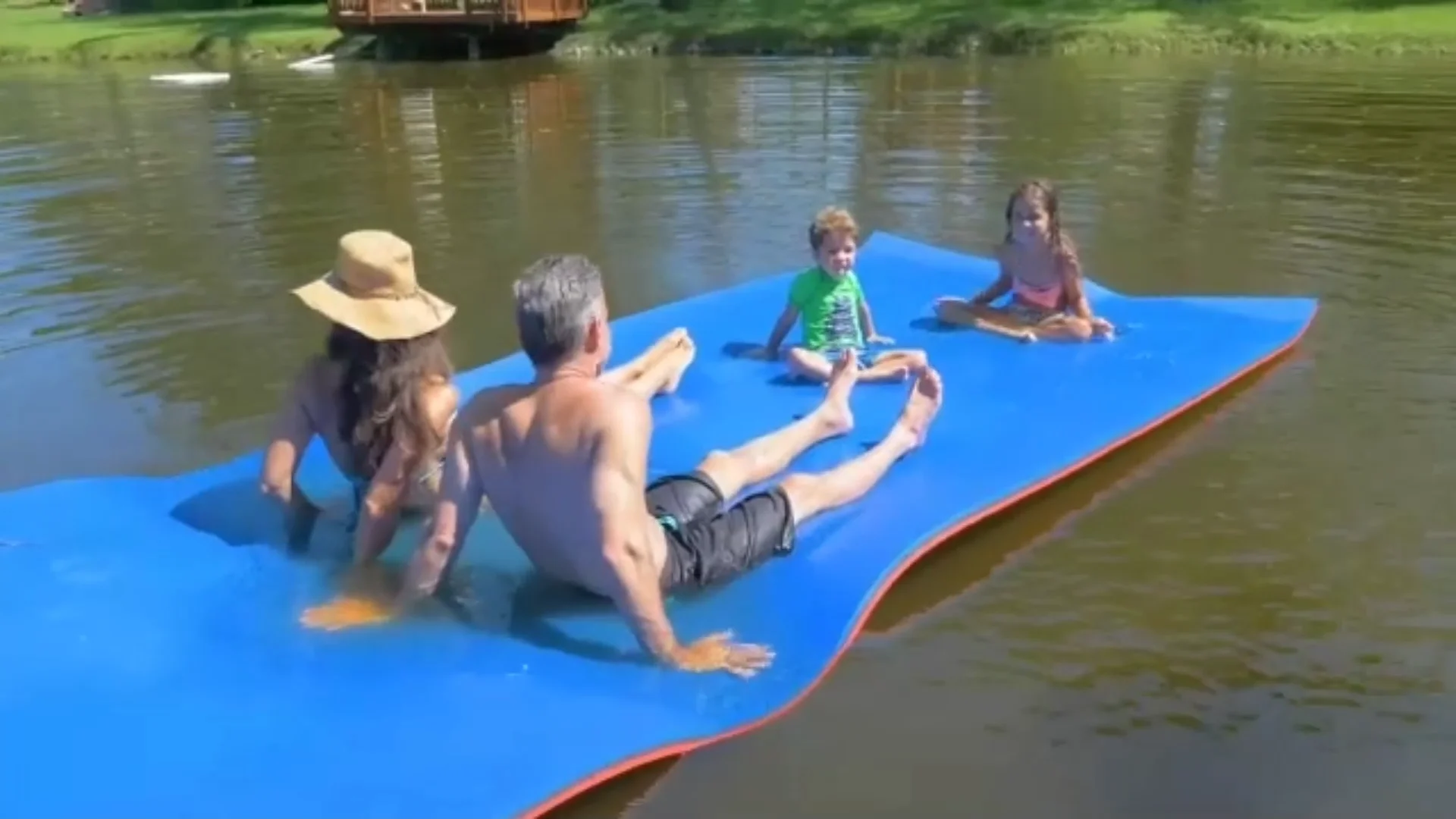 Lightweight Xpe Foam Water Floating Mat 3 Layer Oem Colorful Xpe Foam