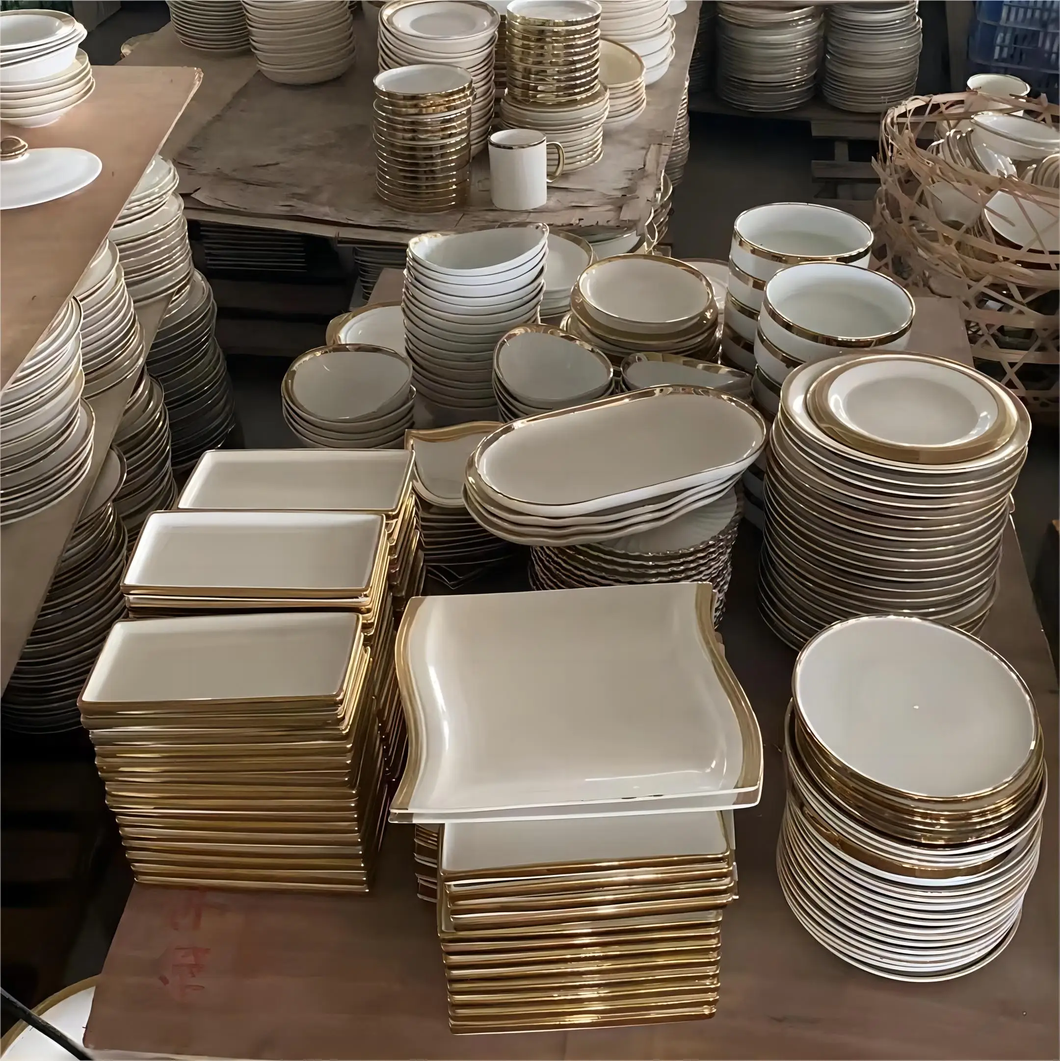 2025 Hot Sell Günstige Keramik Weiße Platte Mit Goldrand Geschirr & Teller Bulk Stock Goldene Teller Sets Geschirr Verkauf von Tonne| Alibaba.com