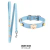 Conjunto de collar y correa azul claro.