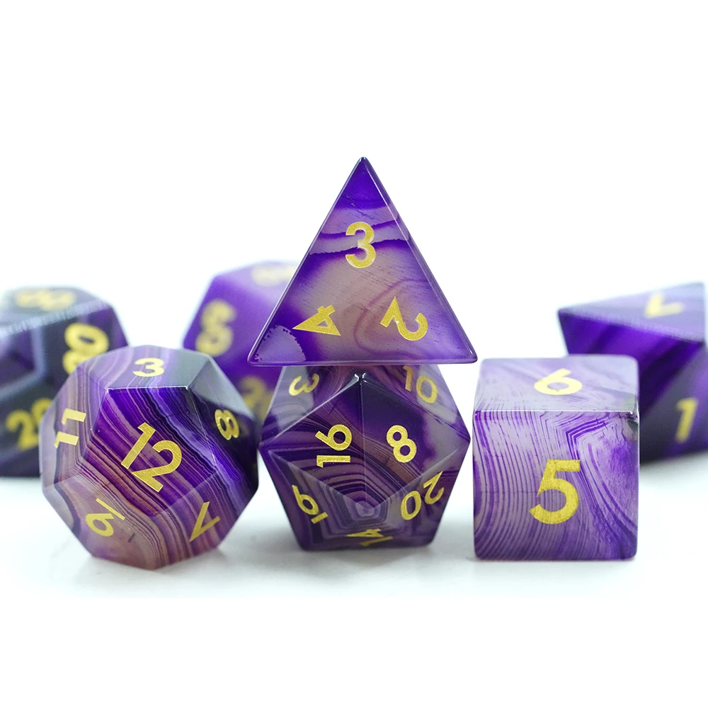 Polyedertärningar Med Skräddarsytt Logotyp Rpg Dungeons and Dragons Stenskarpa Kantmönster Naturlig Lila Agatsten Stripesats